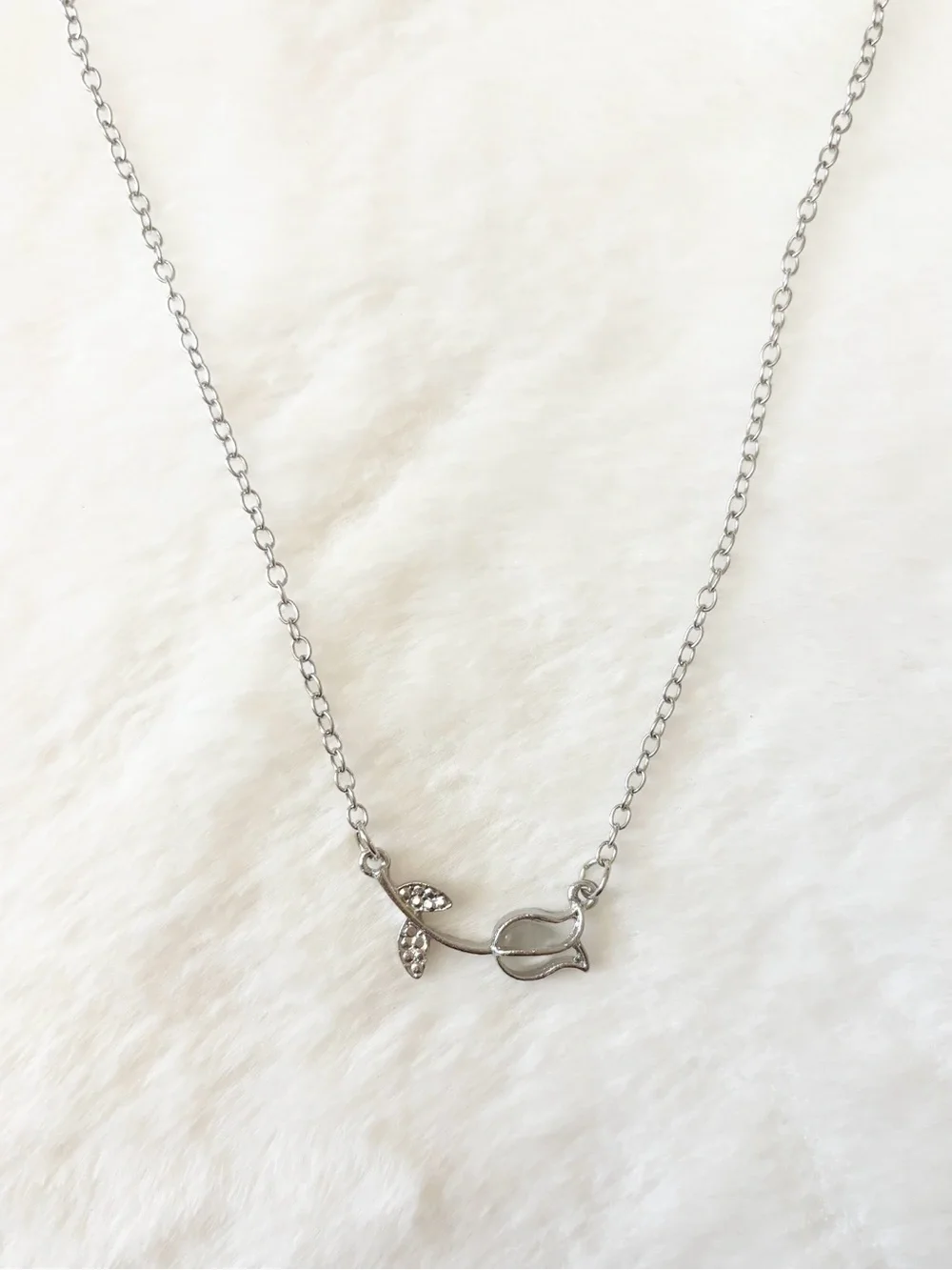 5/$15 🩷 MUST BUNDLE Silver Tulip Pendant Necklace